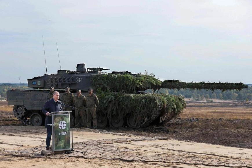 Il cancelliere tedesco Olaf Scholz vicino a un tank Leopard 2 (Ansa)