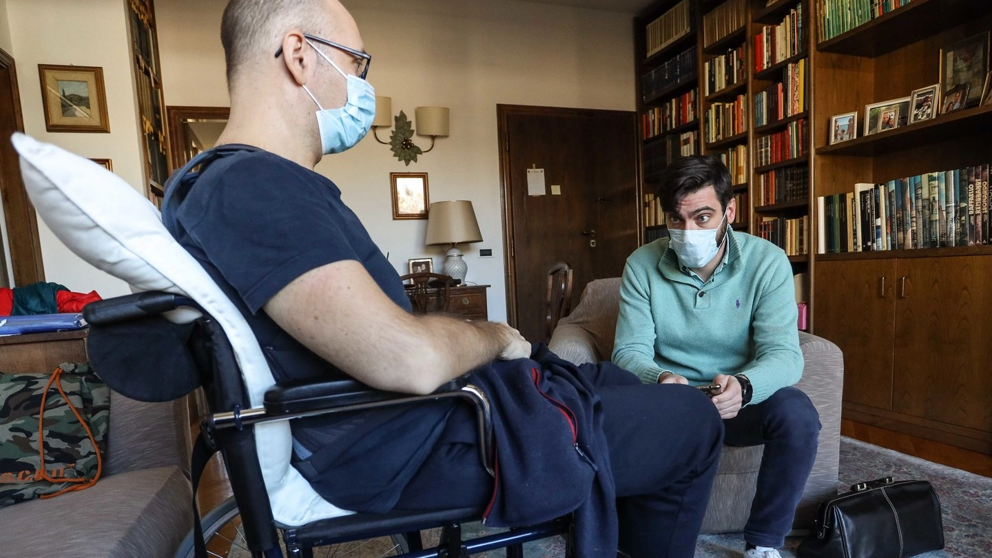 Il dottor Giulio Ravoni dell’Att mentre visita un malato oncologico a domicilio