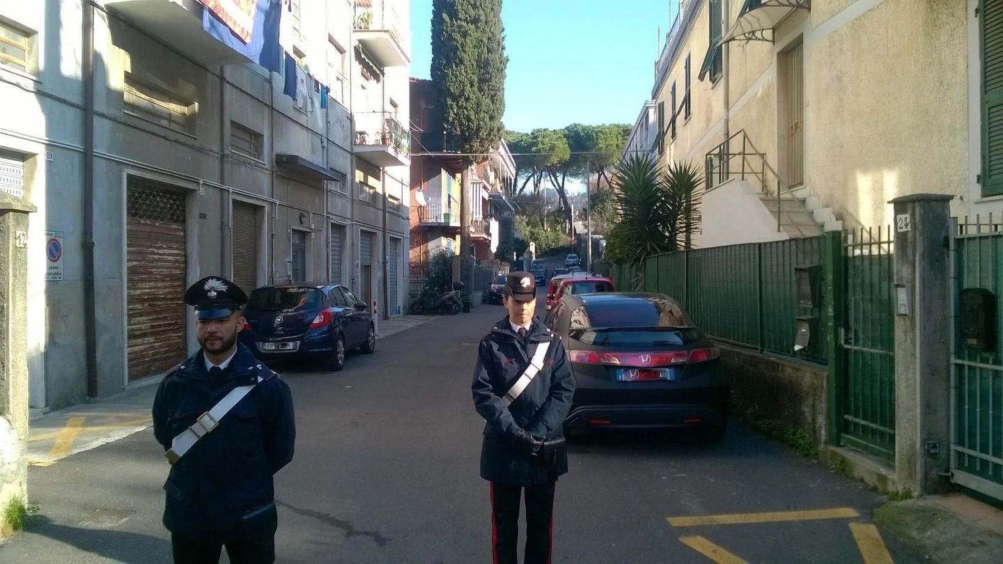 Carabinieri all'esterno dello stabile nel quartiere Rebocco dove è avvenuta la tragedia