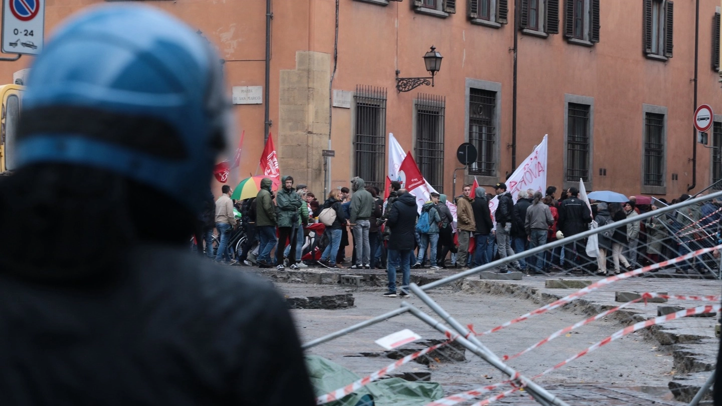 Firenze, manifestazione anti-Renzi: scontri intorno a piazza S. Marco
