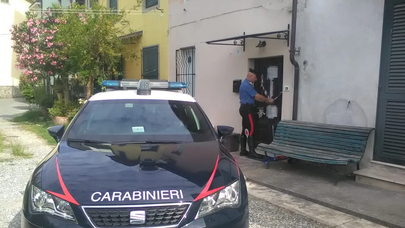 Una pattuglia dei carabinieri di Lucca  