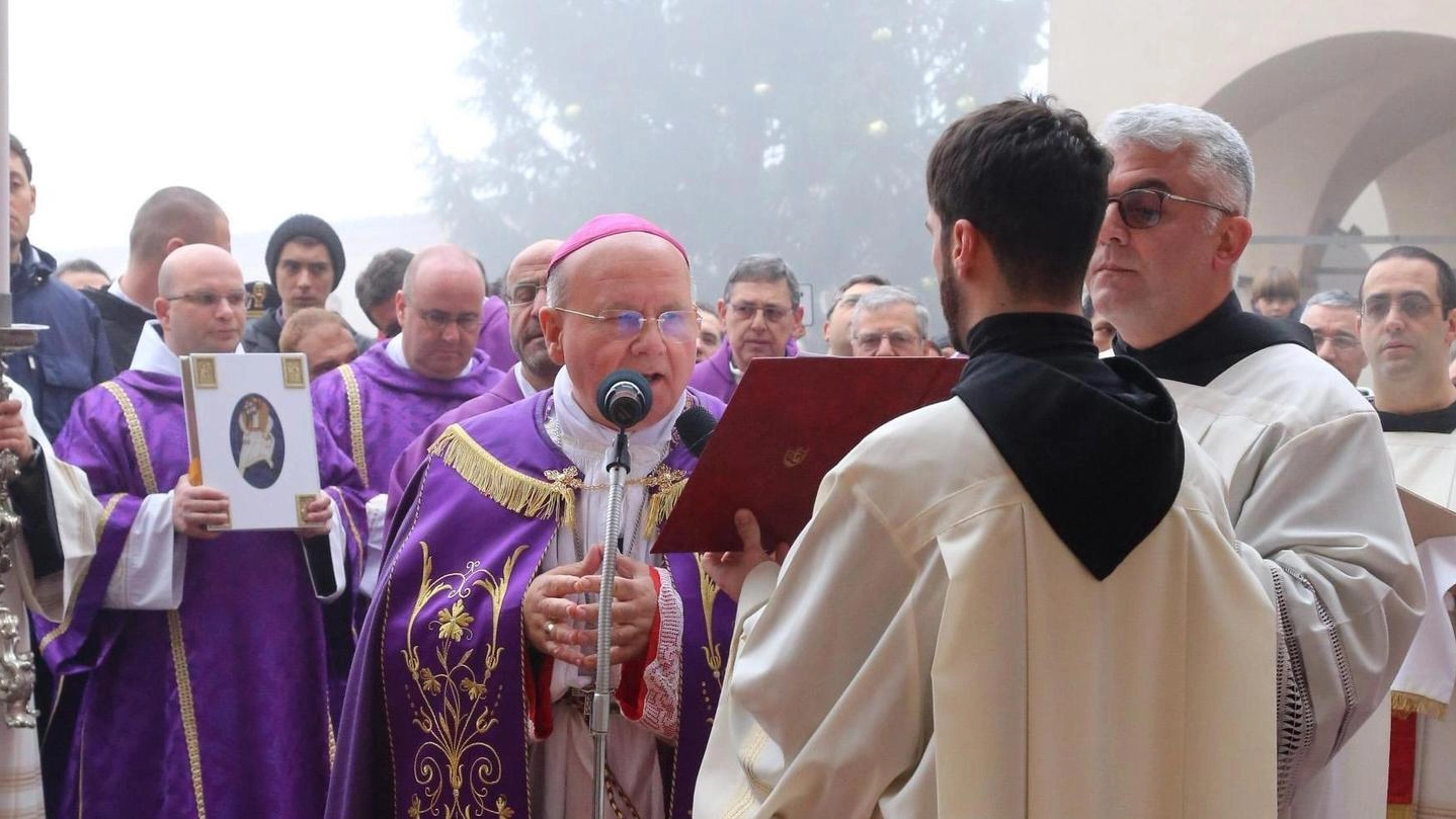 IN PRIMA LINEA Il voscono di Assisi, monsignor Domenico Sorrentino