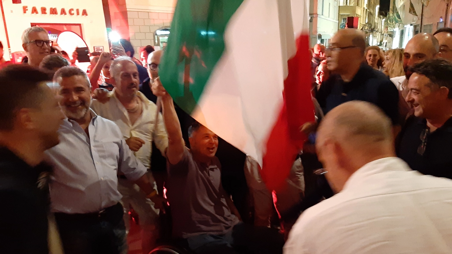 Il sindaco Zuccarini mentre sventola il tricolore