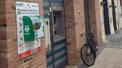 Il defibrillatore Dae installato in Corso Matteotti a Cecina