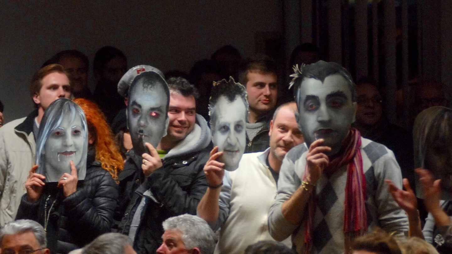 PROTESTE Sopra la mascherata per protesta che raffigura i componenti della giunta comunale, a lato il pubblico