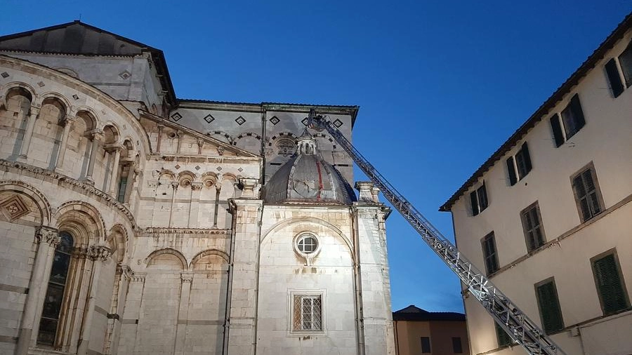 La lastra pericolante sul Duomo di Lucca