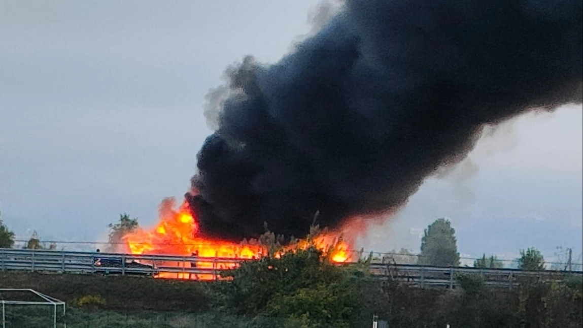 L'incendio del carico sulla A12