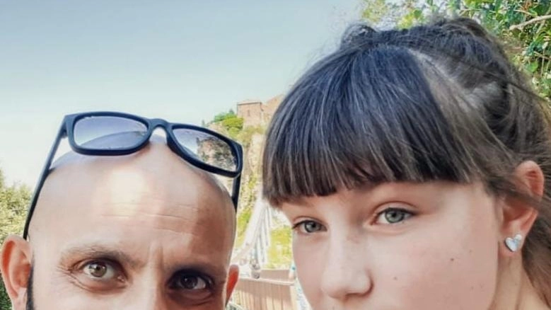 Il braccialetto della solidarietà L’impegno di un padre per la ricerca "Una malattia rara da combattere" Il braccialetto della solidarietà L’impegno di un padre per la ricerca "Una malattia rara da combattere"