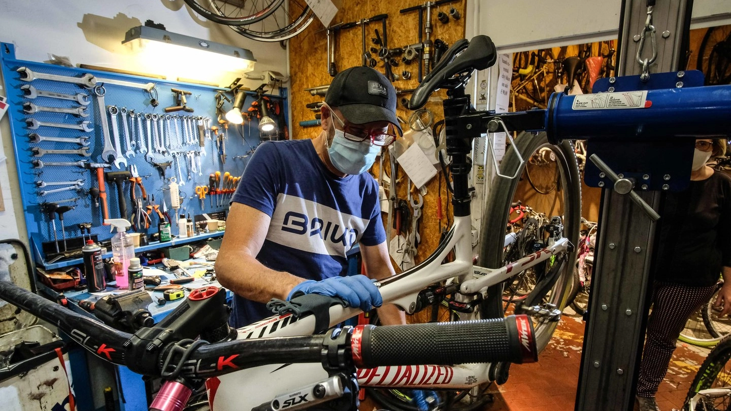 Un meccanico all'interno di un negozio di bici a Firenze (New Press Photo)
