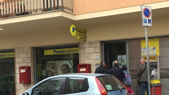 L'ufficio postale rapinato in via Monfalcone a Pistoia