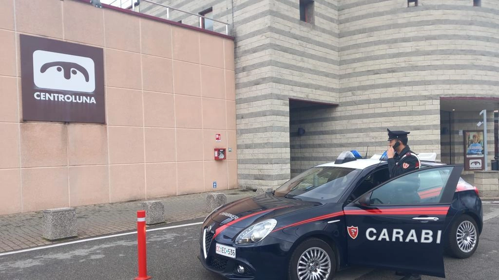Carabinieri all'Ipercoop di Sarzana Carabinieri all'Ipercoop di Sarzana