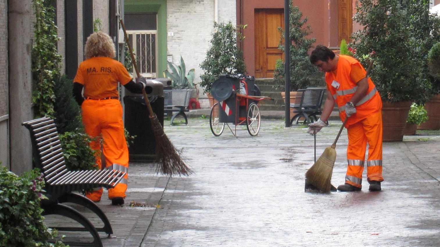 L’esasperazione dei netturbini Salari bassi e carichi di lavoro alti "Aumenti di orario solo promessi" L’esasperazione dei netturbini Salari bassi e carichi di lavoro alti "Aumenti di orario solo promessi"