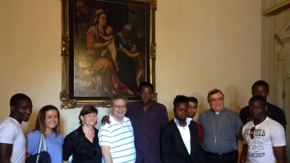 I sei richiedenti asilo insieme al vescovo Franco Agostinelli con  il presidente e la segretaria del  Santa Rita Roberto Macrì e Renza Sanesi 