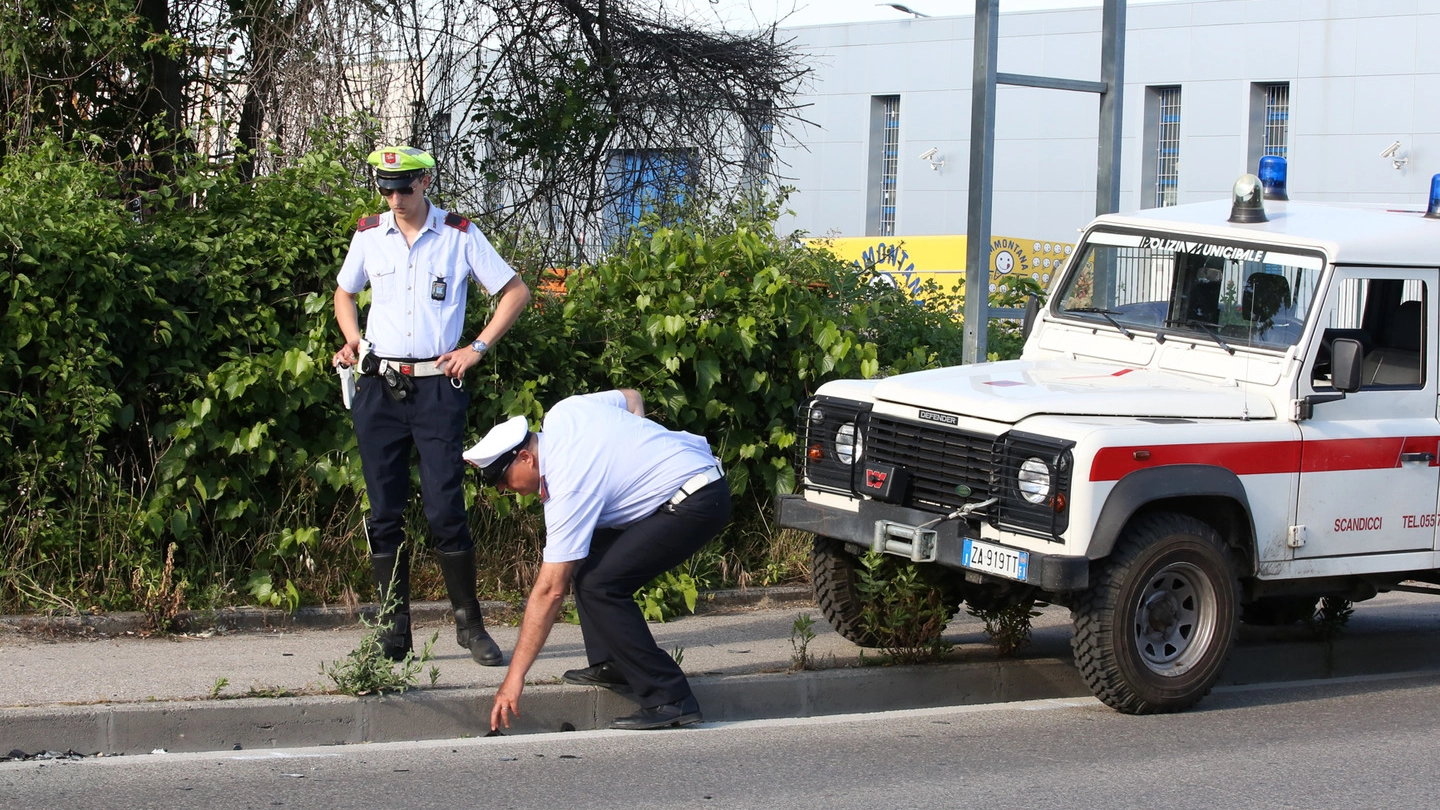 I rilievi della polizia municipale sul luogo dell'incidente (foto Germogli)
