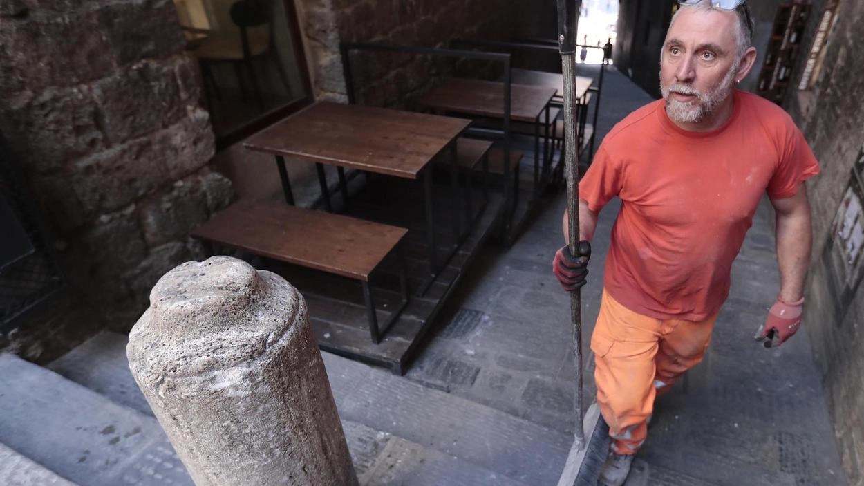 Chiasso del Bargello il colonnino divelto è tornato al suo posto Chiasso del Bargello il colonnino divelto è tornato al suo posto