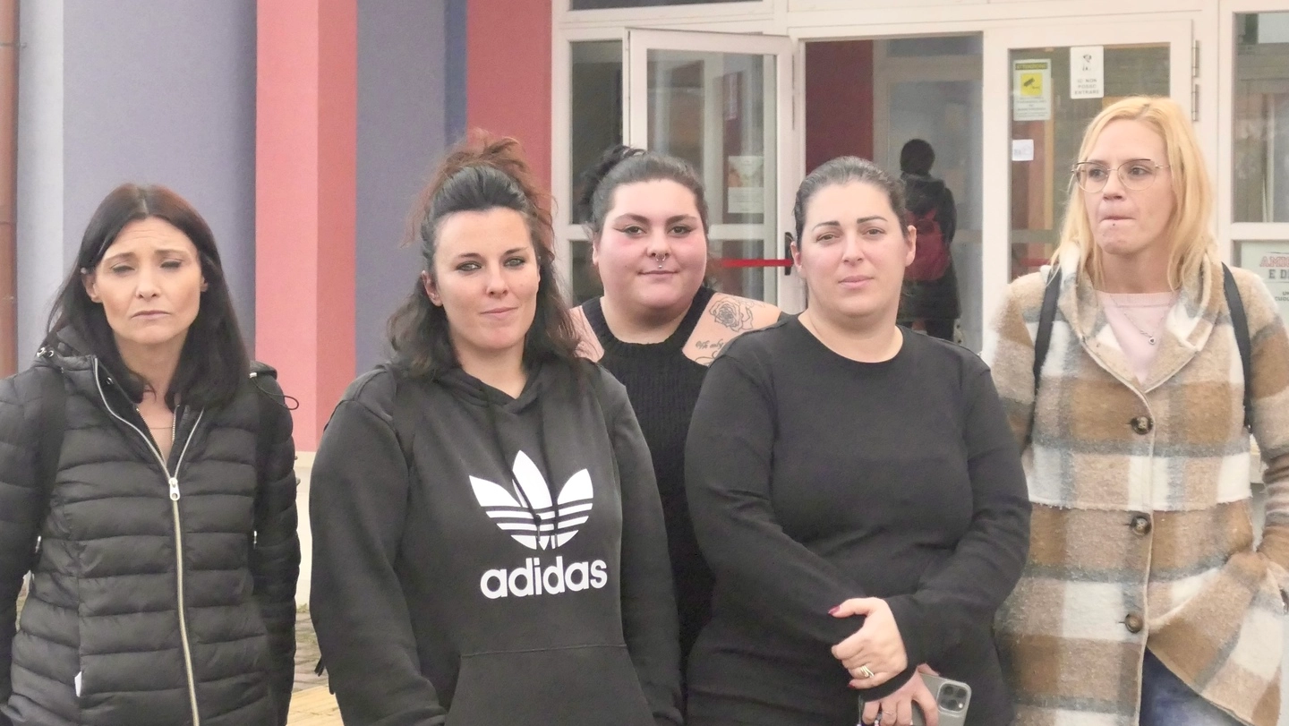 Un gruppo di mamme radunatesi ieri di fronte alla scuola elementare Un gruppo di mamme radunatesi ieri di fronte alla scuola elementare