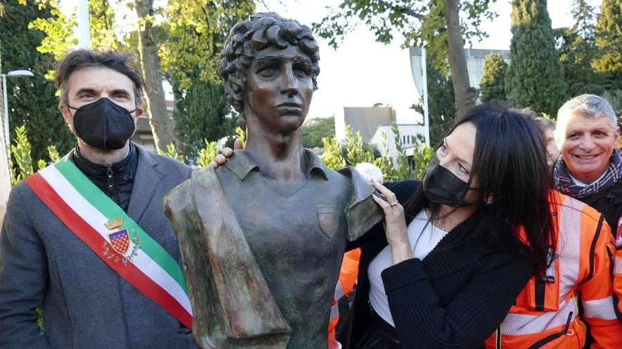 L'inaugurazione della statua di Paolo Rossi con la moglie e il sindaco (Foto Attalmi)
