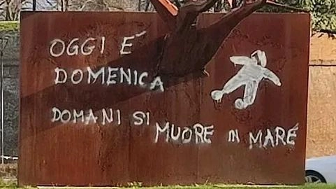 "Domani si muore... in mare" L’opera di Pierotti nella bufera Ora Lucca la vuole rimuovere "Domani si muore... in mare" L’opera di Pierotti nella bufera Ora Lucca la vuole rimuovere