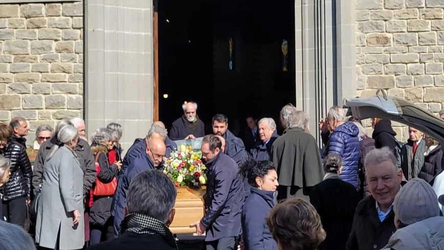 "Nel rogo muore la dignità"  Ucciso dal fuoco e deriso:  ai funerali il prete accusa