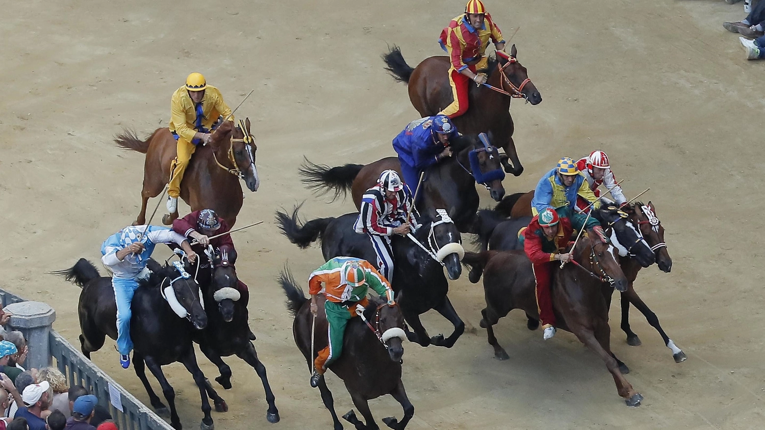 Se il Palio non diverte più  Dalla ’dittatura’ del Tittia  alla danza immobile  delle monte in poche ore