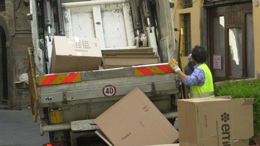 Sistema Ambiente, vertenza dura I sindacati vanno dal prefetto e bloccano il lavoro straordinario Sistema Ambiente, vertenza dura I sindacati vanno dal prefetto e bloccano il lavoro straordinario