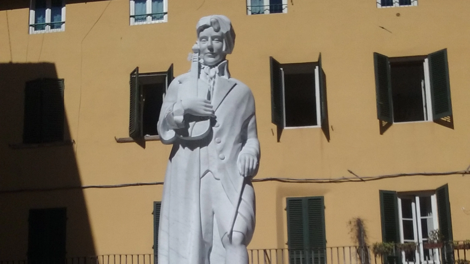 La statua dedicata a Geminiani