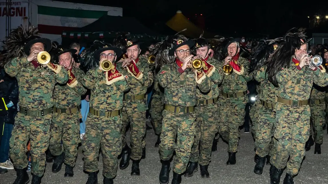 Passa la fanfara dei Bersaglieri  per gli onori al sottotenente Marzi  volontario di guerra ed eroe
