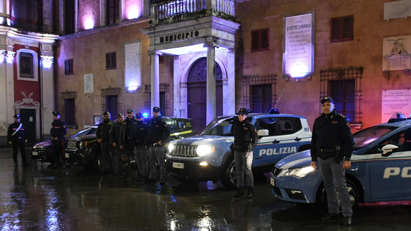 Massa. Poliziotti, carabinieri e finanzieri con il cane anti-droga (Paola Nizza)
