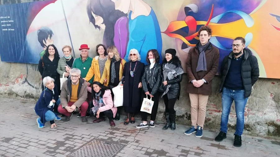 L'assessore Del Zoppo e i rappresentanti di Famiglia Aperta davanti al murales