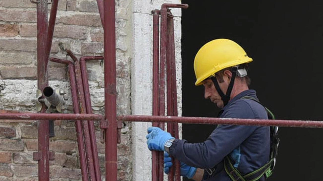 Incidente sul lavoro . Operaio precipita per 3 metri. Ferite lievi ma tanta paura