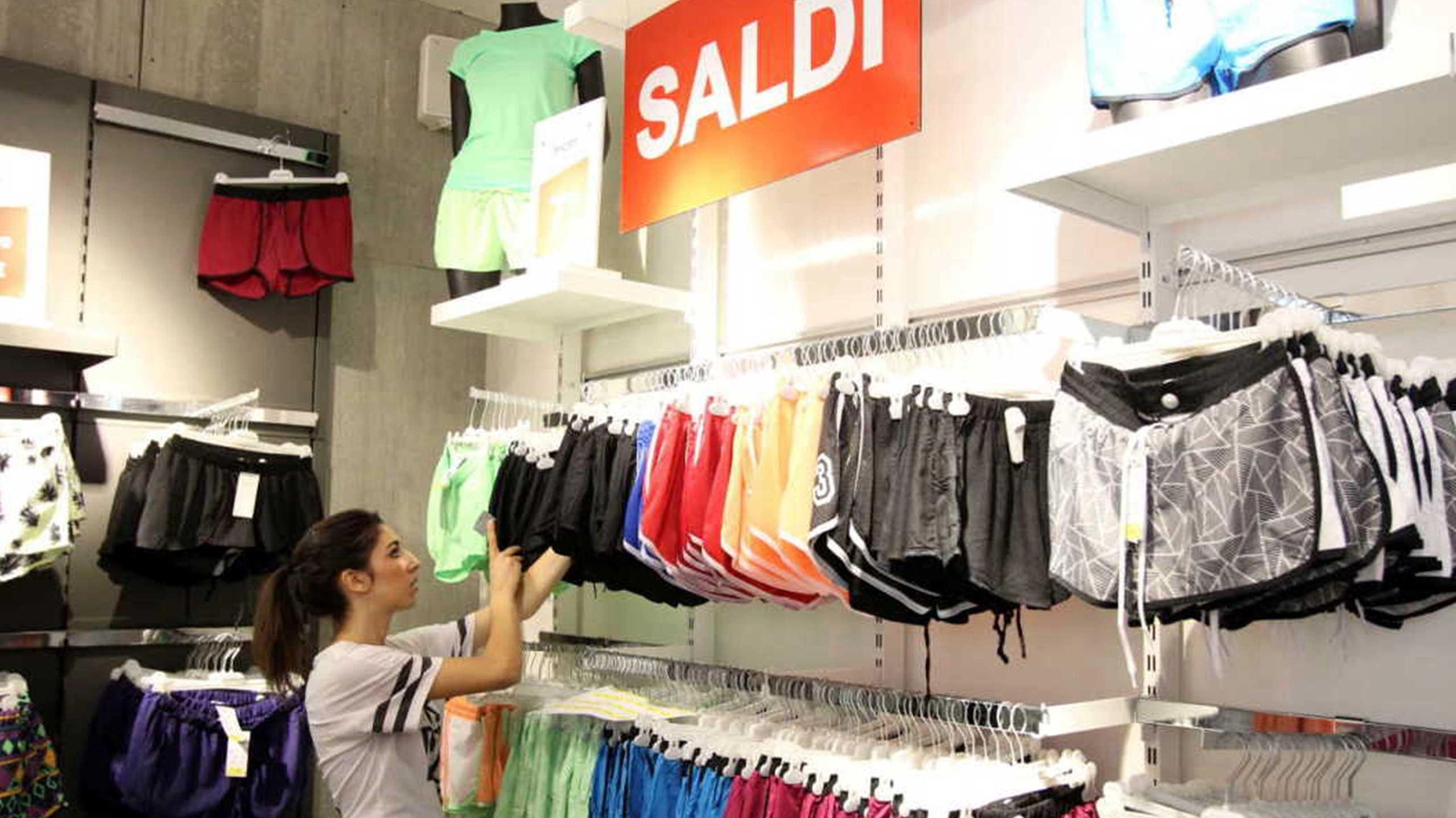 "I saldi? Sono partiti male" Shopping al rallentatore nei negozi del centro "I saldi? Sono partiti male" Shopping al rallentatore nei negozi del centro