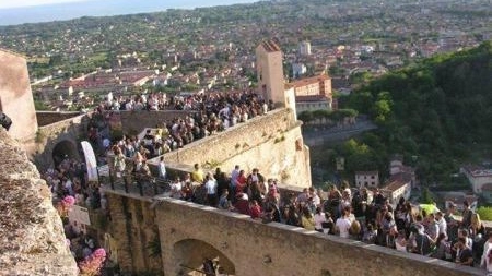 Un’immagine del Castello Malaspina gremito di gente durante la manifestazione "Spino fiori