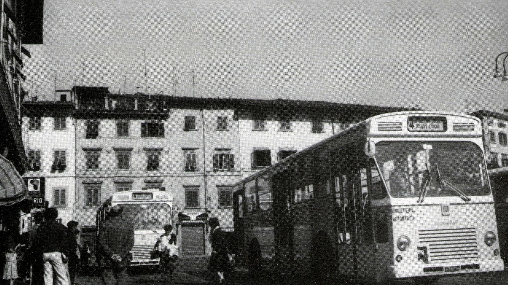 Prato negli anni Settanta: bus in piazza Duomo (foto Archivio fotografico toscano)