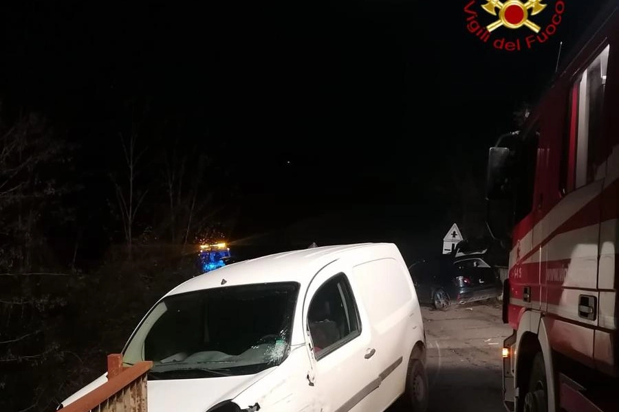 Uno dei mezzi coinvolti nell'incidente (foto Vigili del Fuoco)