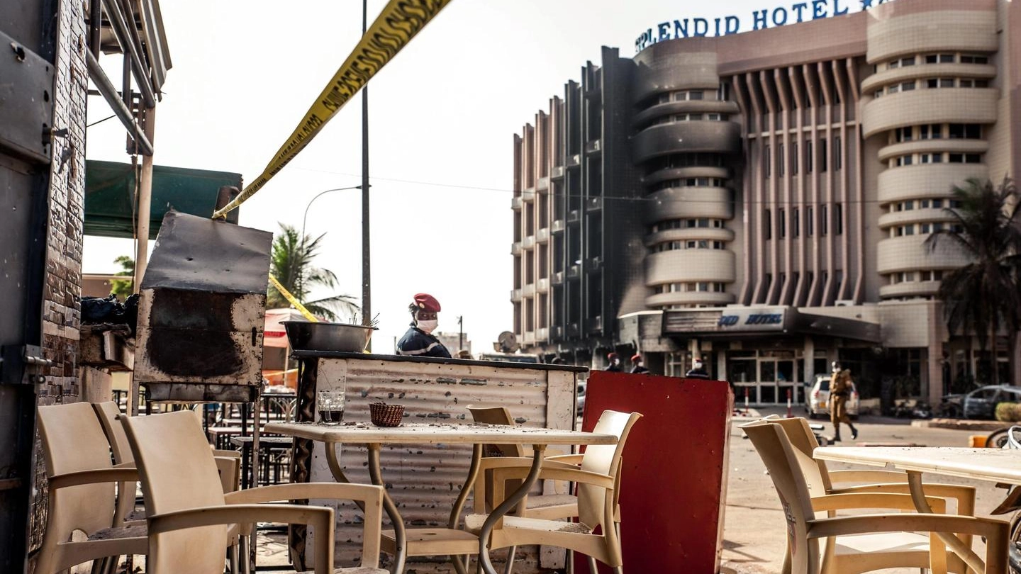 Il bar Cappuccino in Burkina Faso (foto Ansa)