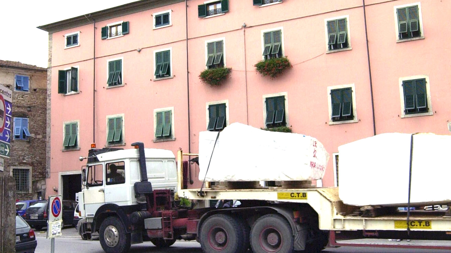 Un camion del marmo nel centro abitato
