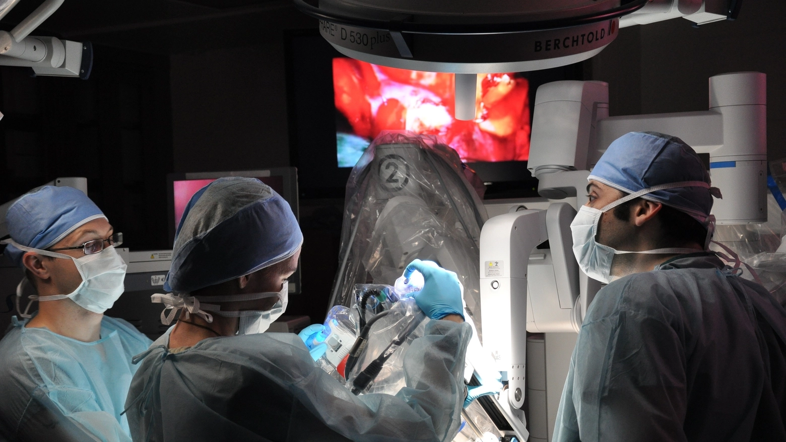 Operazione di asportazione dell’esofago con il robot effettuata dall’equipe del professor Bianchi 