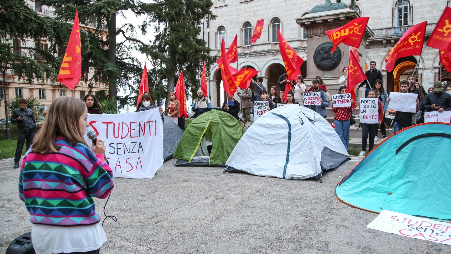 Gli universitari durante una manifestazione per l’emergenza-casa Gli universitari durante una manifestazione per l’emergenza-casa