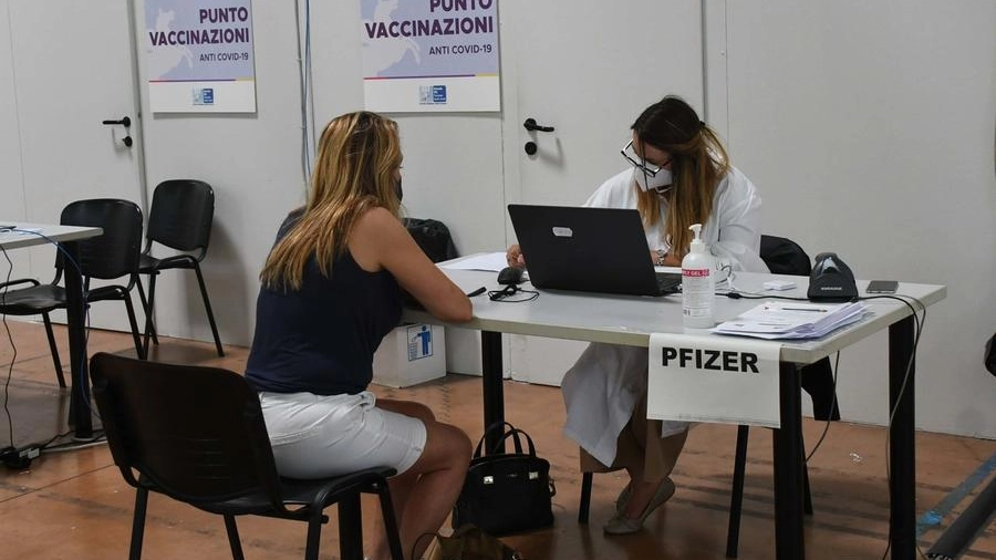 Vaccinazione a Carrara (foto Delia)