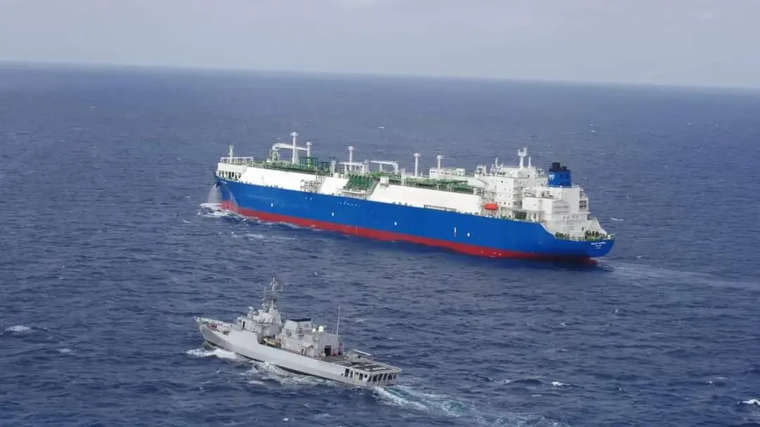 La Golar Tundra scortata dalla Marina Militare italiana