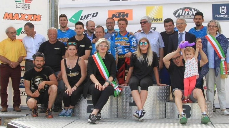  Il sindaco Lucia Baracchini insieme ai motociclisti premiati