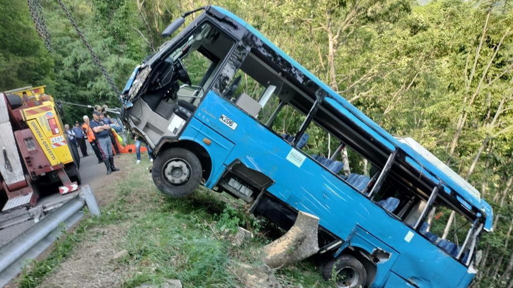 Zeri (Massa), il recupero dell'autobus uscito di strada Zeri (Massa), il recupero dell'autobus uscito di strada