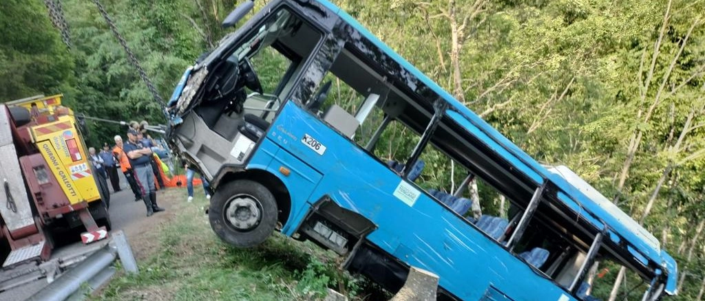Bus nella scarpata, sequestrato il cellulare dell’autista