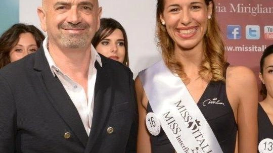 Stella Longo con la fascia appena conquistata a conclusione della serata di Miss Toscana al Galluzzo (Firenze), insieme a Roberto Prioreschi