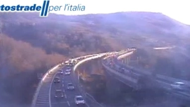 Traffico sostenuto in autostrada poco dopo Firenze, direzione nord
