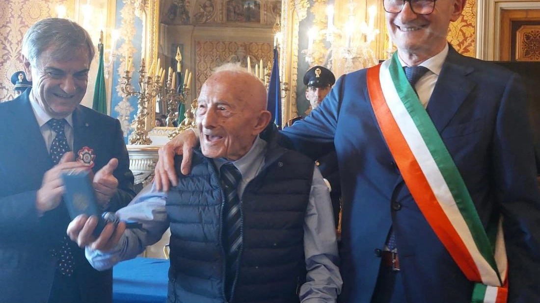 Corrado, 102 anni, naufrago di guerra e premiato dal Prefetto