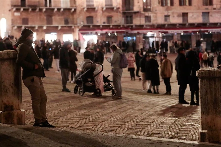 Terremoto Siena, gente scesa in strada in piazza del Campo (Foto Lazzeroni)