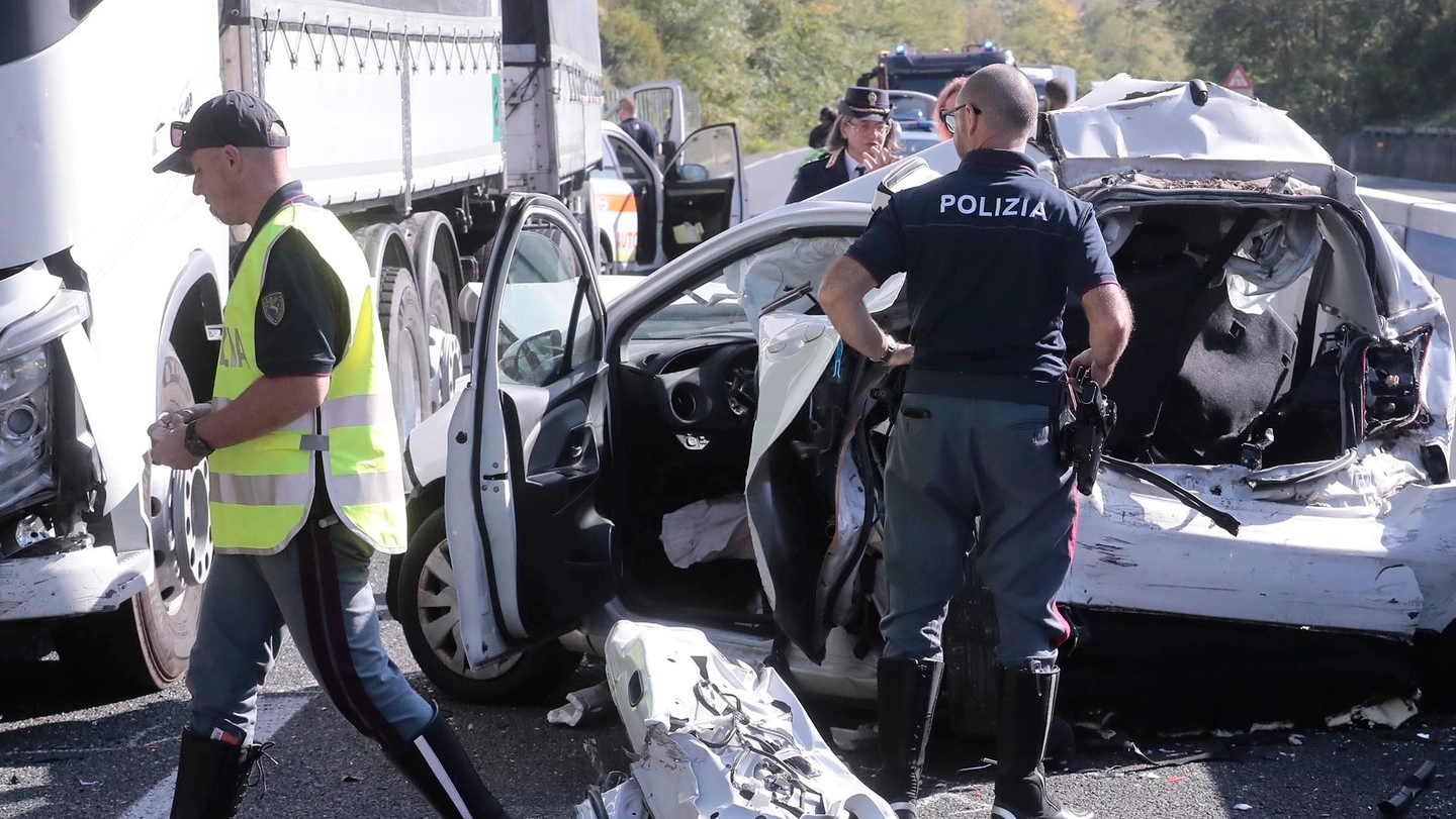 Il tir e la Toyota Yaris su cui viaggiavano il 70enne francese e i due figli Il tir e la Toyota Yaris su cui viaggiavano il 70enne francese e i due figli