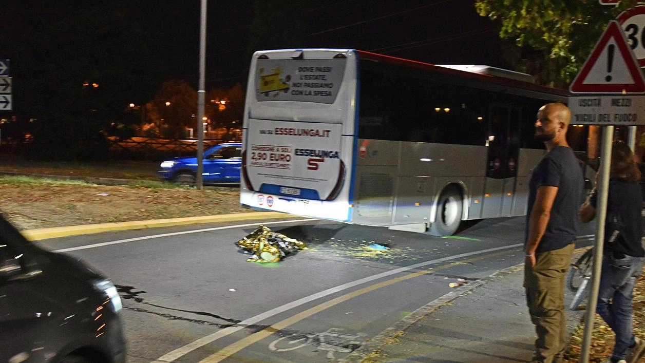 Tragedia in strada. Muore travolto dal bus Tragedia in strada. Muore travolto dal bus