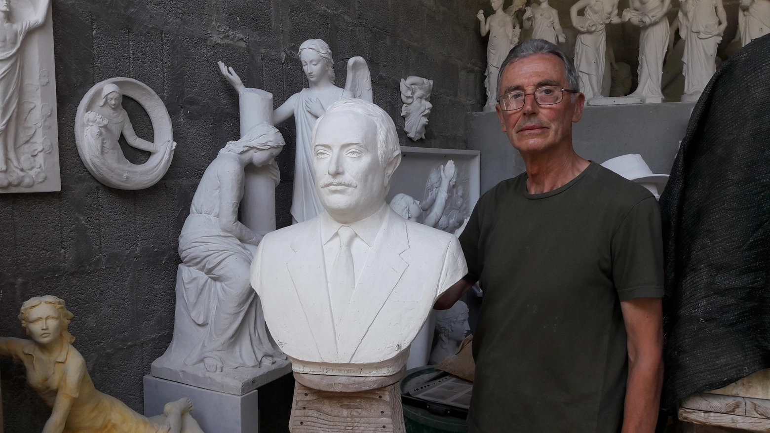 Sirio De Ranieri con la statua di Falcone